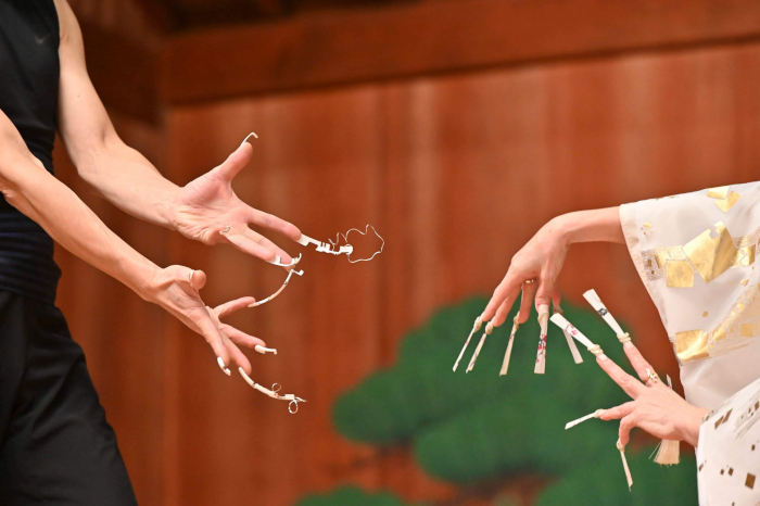 桜川舞　「モダントラディション」　パフォーマンス発表：ネイルデザイナー永田のぶ子氏の 「NOBUコレクション」 大阪・大槻能楽堂にて
